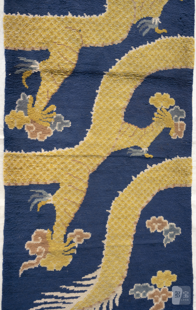 An unusual pair of pillar rugs - 图4